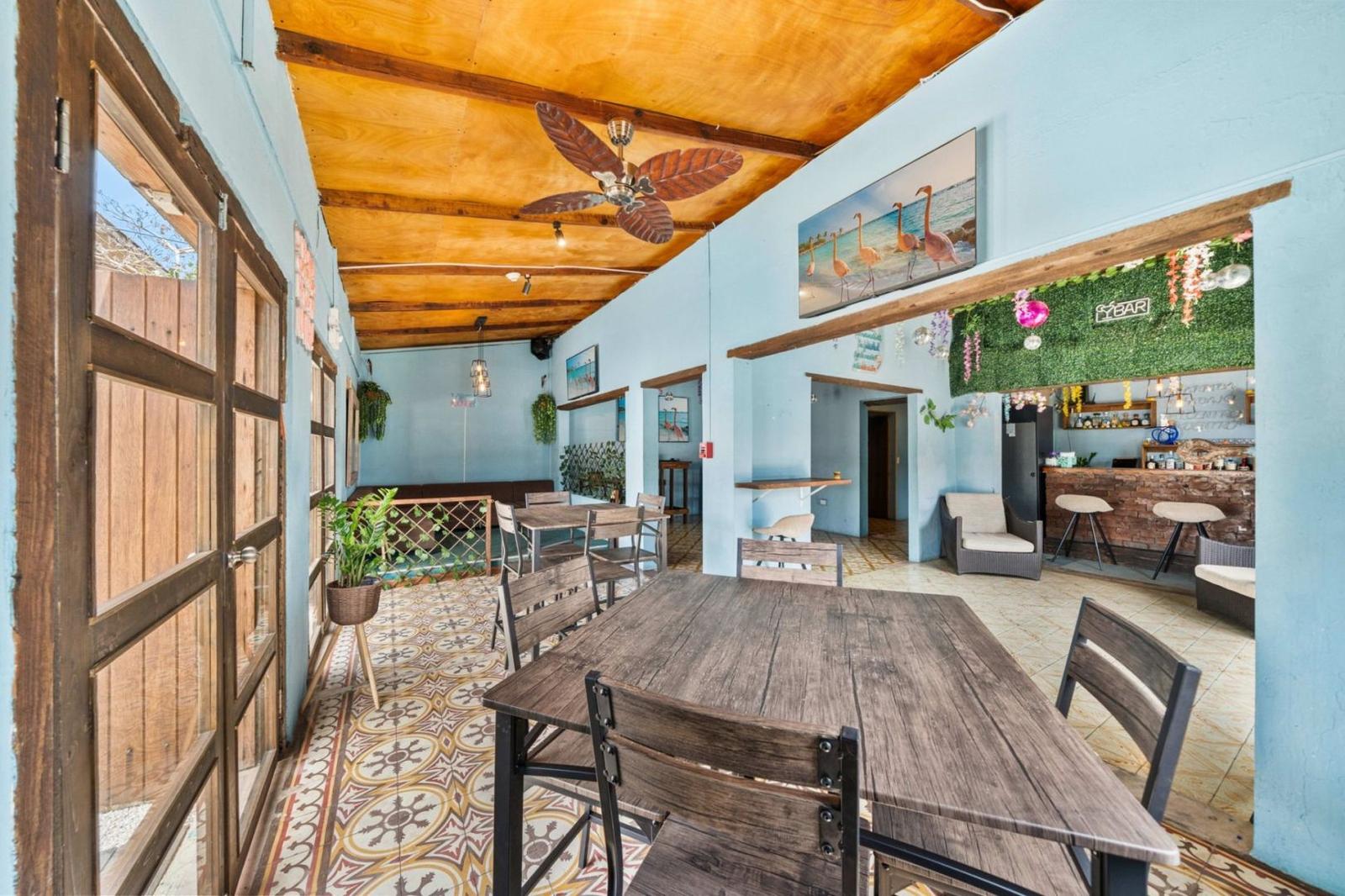 Cafe, bar and restaurant building for sale at Kerkstraat 4, Oranjestad — photo 1