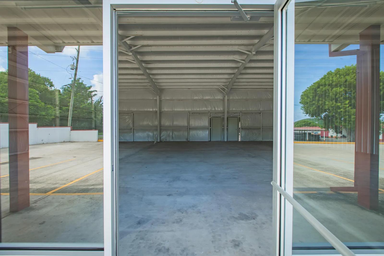 1,000 sqft commercial unit on North Shore Road, La Grande Princesse — photo 3