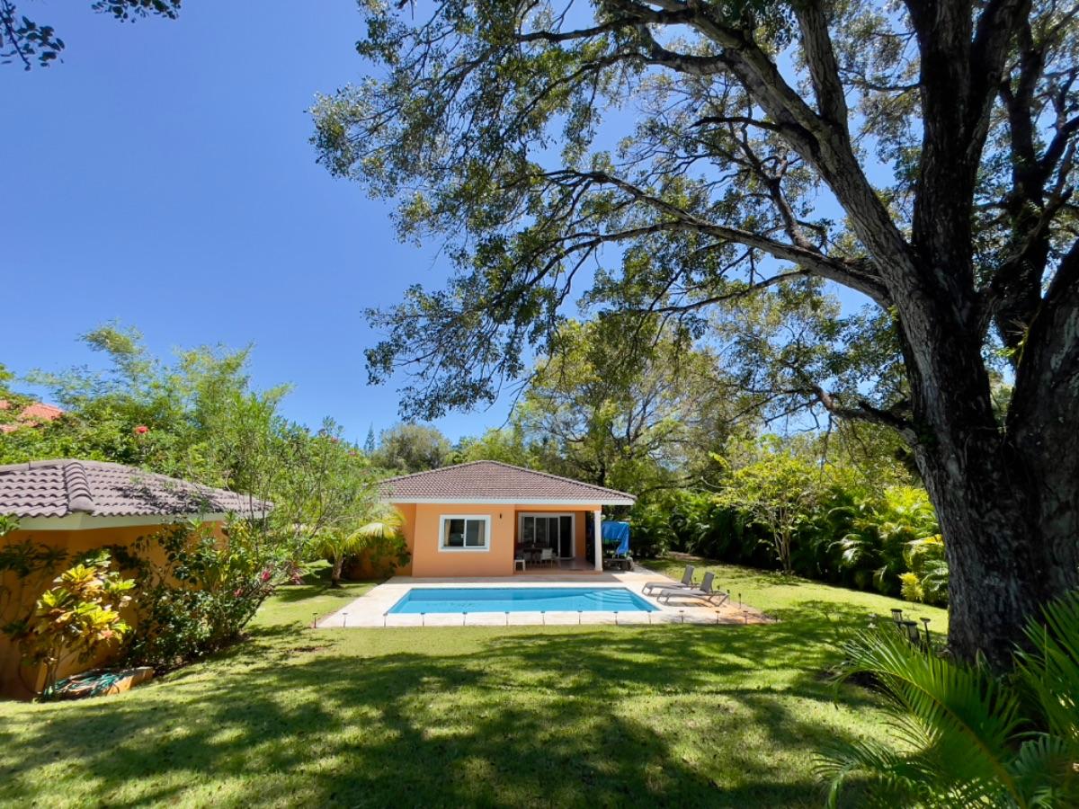 Charming Single-Level Villa with Pool | Gated Community Living — photo 1