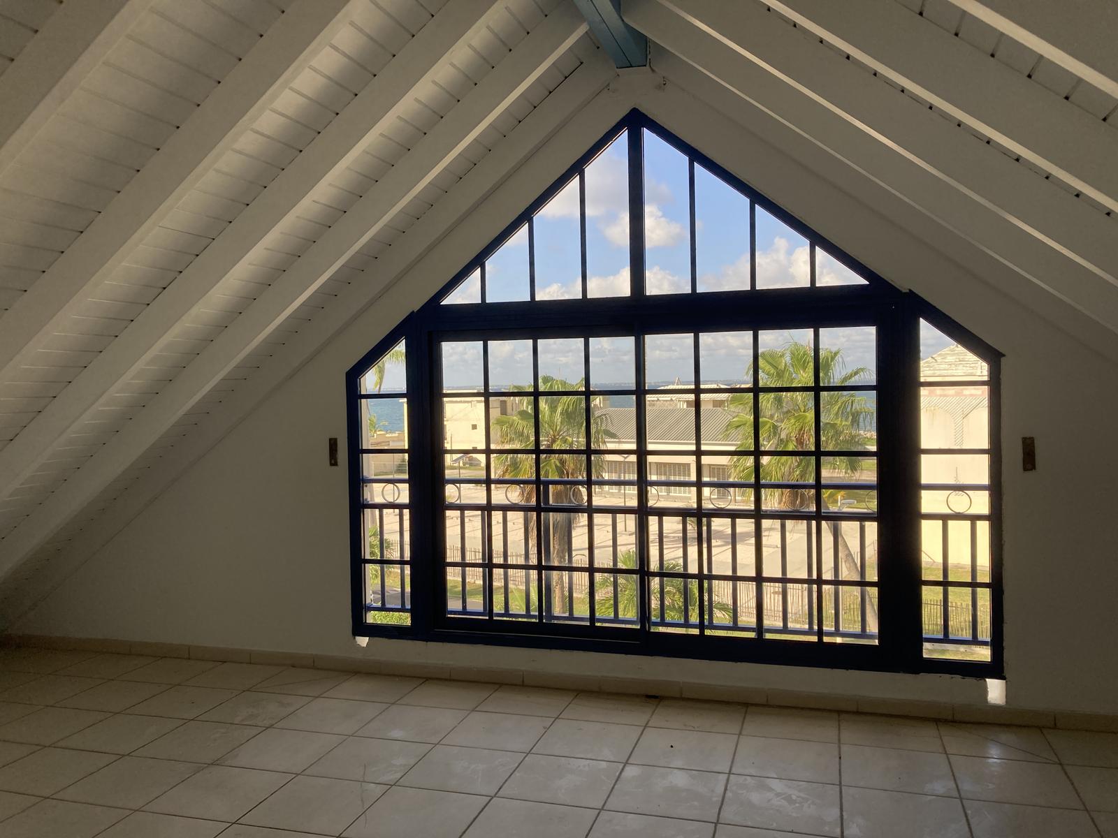 2-bedroom apartment in Baie Nettle with sea view — photo 3