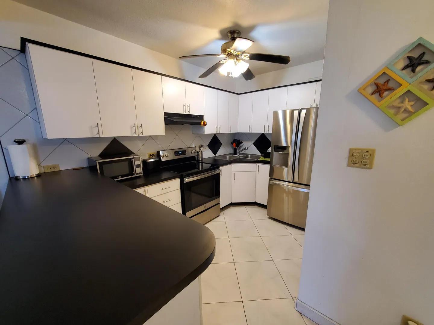 Spacious apartment with A/C on the quiet west end. Perfect for a pilot or commuter. — photo 5