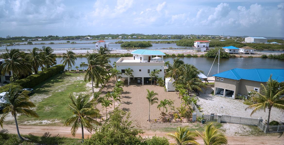 3-Bedroom Luxury Waterfront Home with Panoramic Views — photo 2