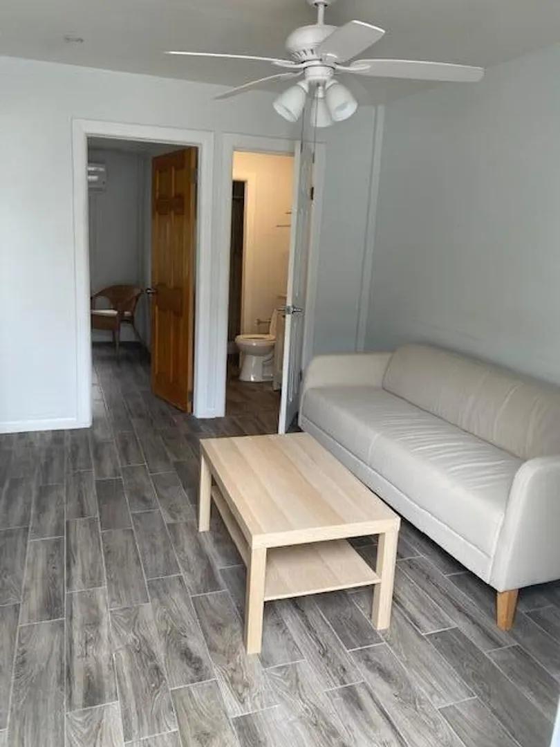 Studio apartment in a marina near Red Hook — photo 2