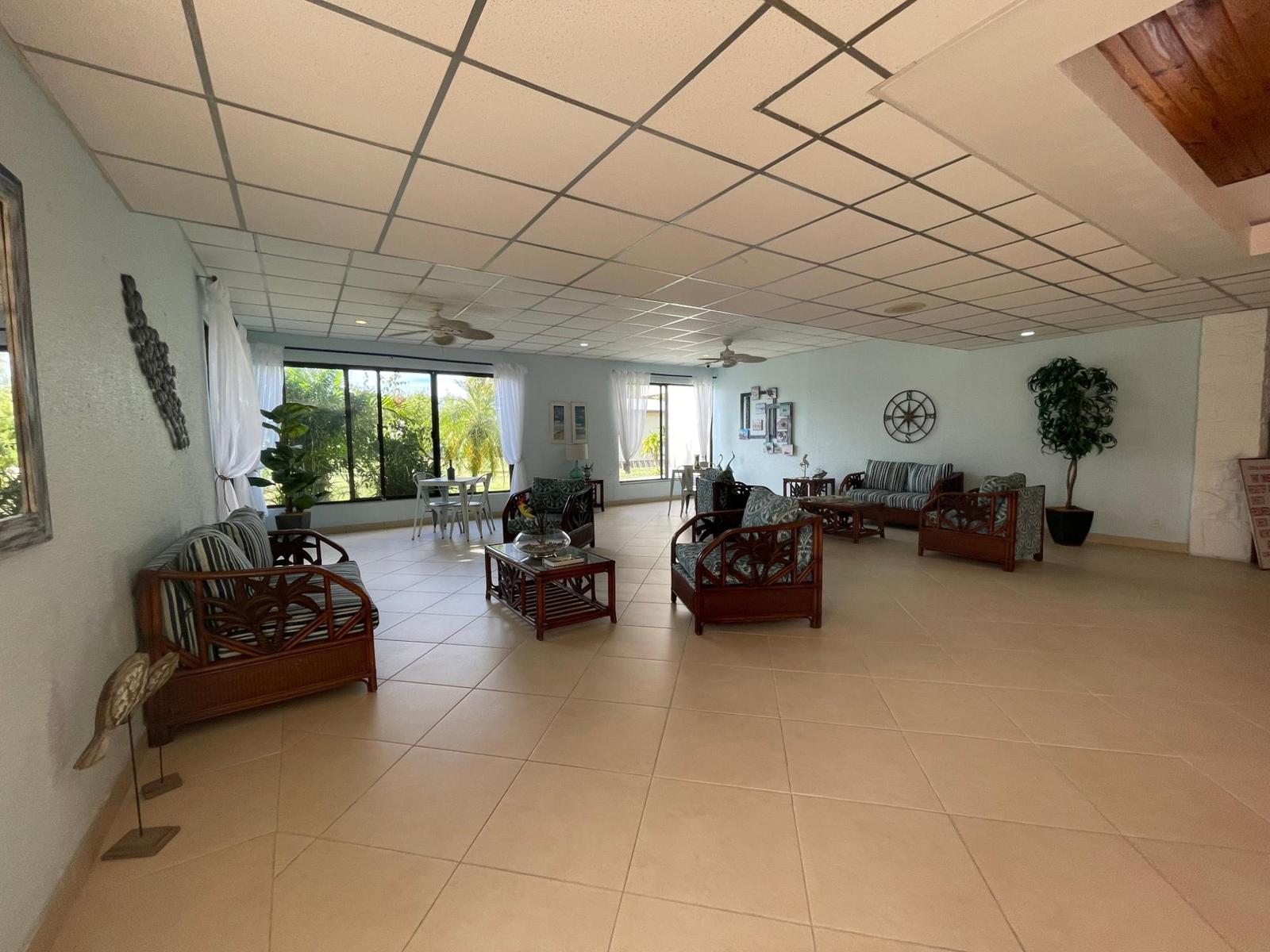 Studio apartment in Coral Beach Condominiums, Grand Bahama — photo 4