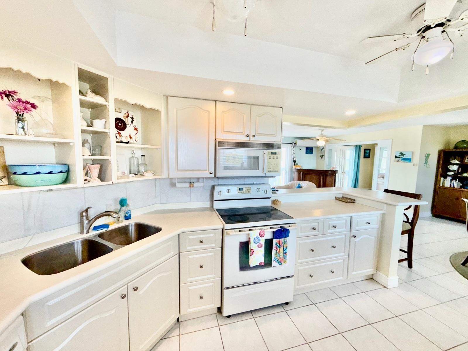 2-bedroom apartment in Harbour House Towers, Grand Bahama — photo 4