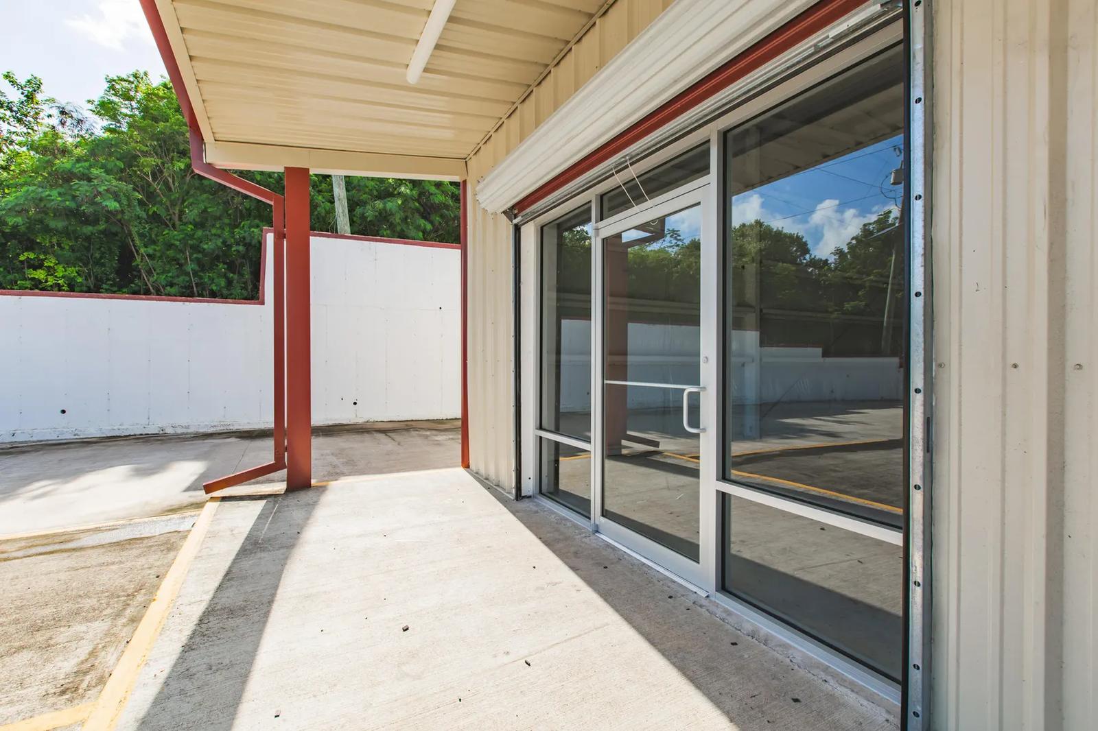 1,000 sqft commercial unit on North Shore Road, La Grande Princesse — photo 1
