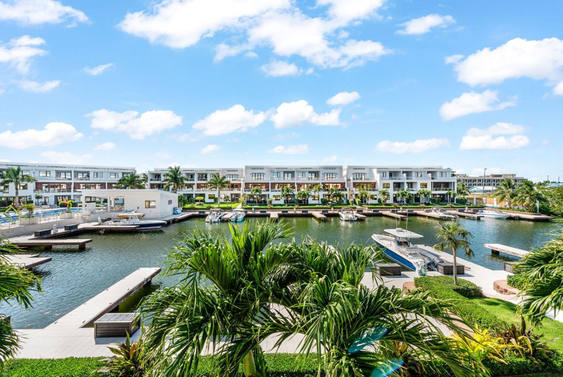 3-bedroom apartment in Grand Harbour, Grand Cayman with dock — photo 2