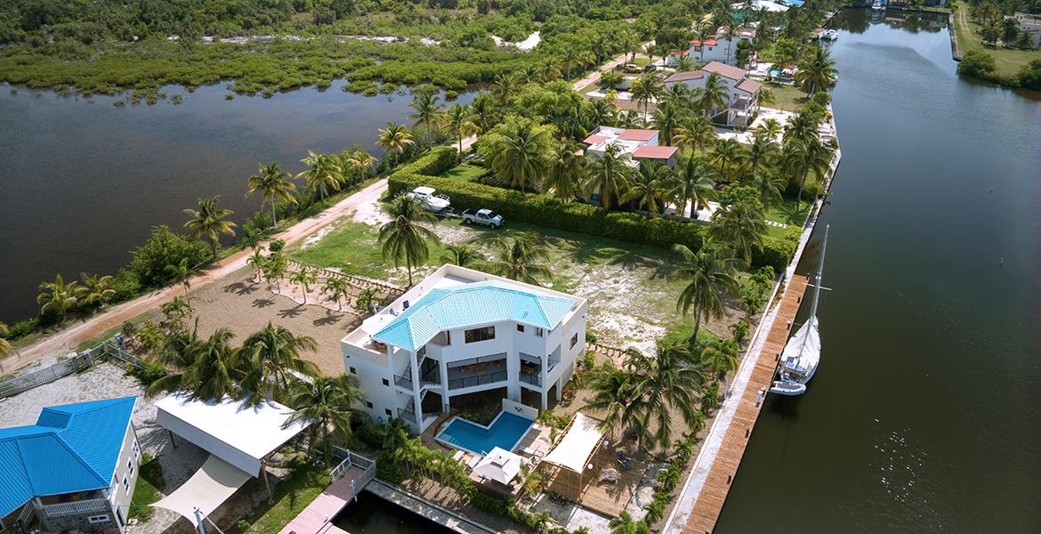 3-Bedroom Luxury Waterfront Home with Panoramic Views — photo 4