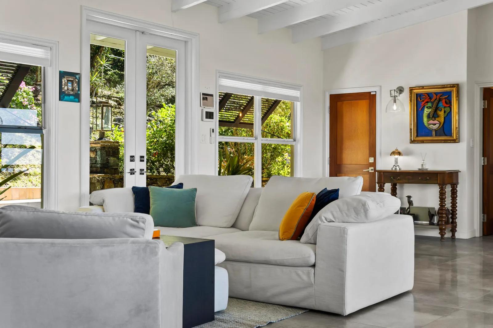 Luxury Living -- Flexible Multi-Unit Estate — photo 4