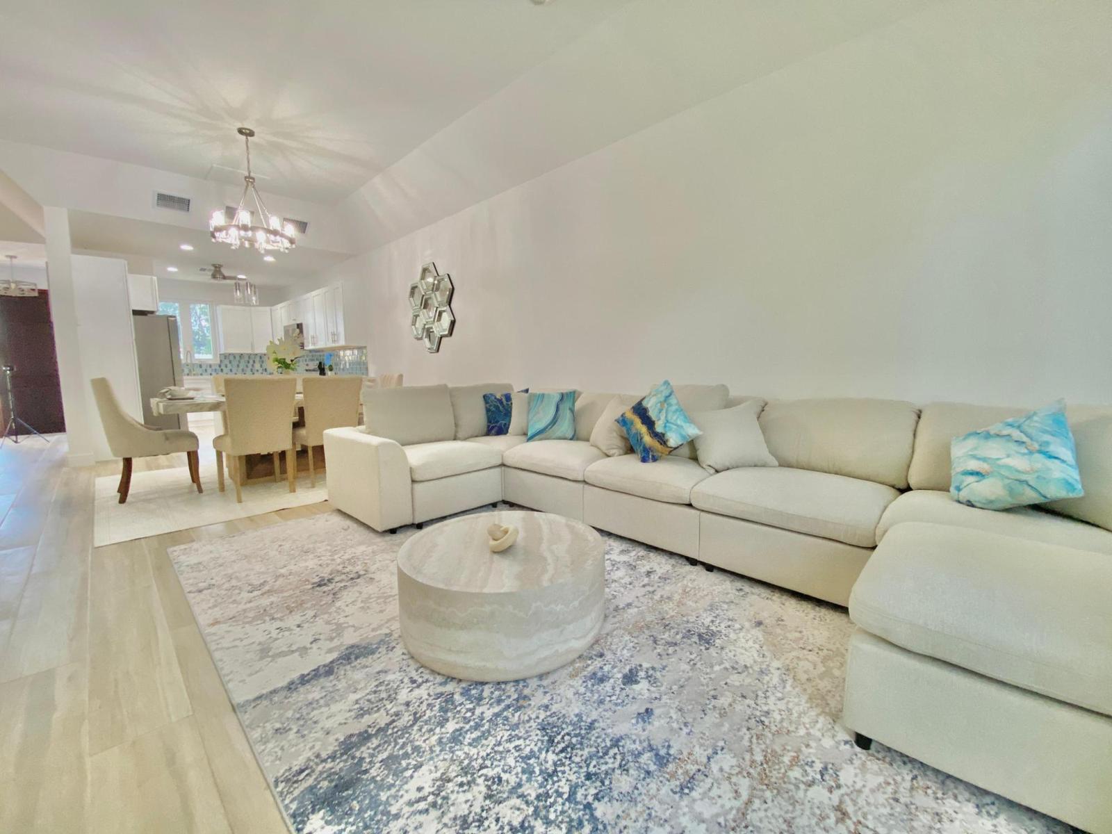 4 bedroom Apartment for sale — DUNMORE COURT in Nassau — photo 4