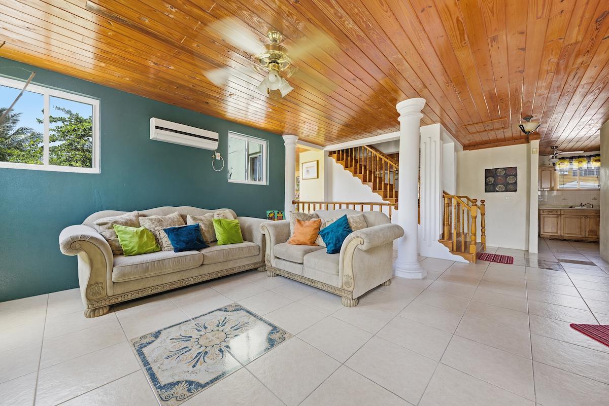 5 Bedroom Duplex for Sale in Joe Farrington Road, Bahamas — photo 1