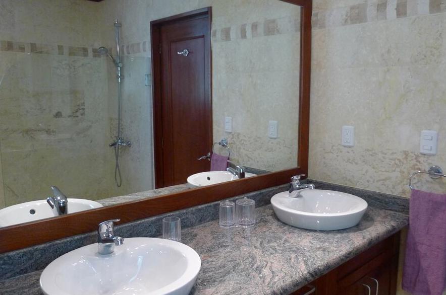 Stunning Oceanfront Condo 3 Bed 3.5 Bath — photo 2