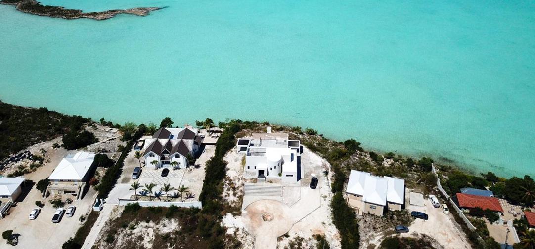 Stunning 4BR Breakwater Villa in Chalk Sound — photo 3