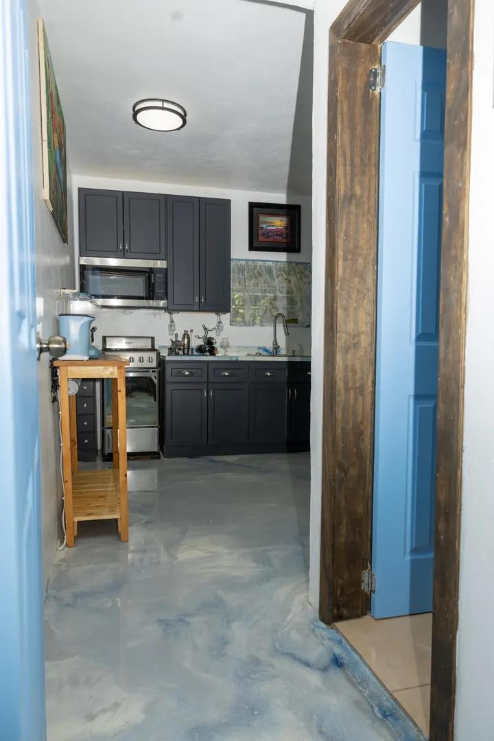 1 Bed 1 Bath Apartment in West End — photo 5