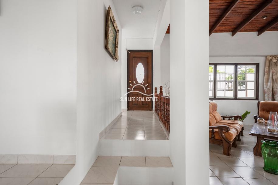 Traditional 4-Bedroom House with Apartment for Sale in Saliña Harbor View — photo 4