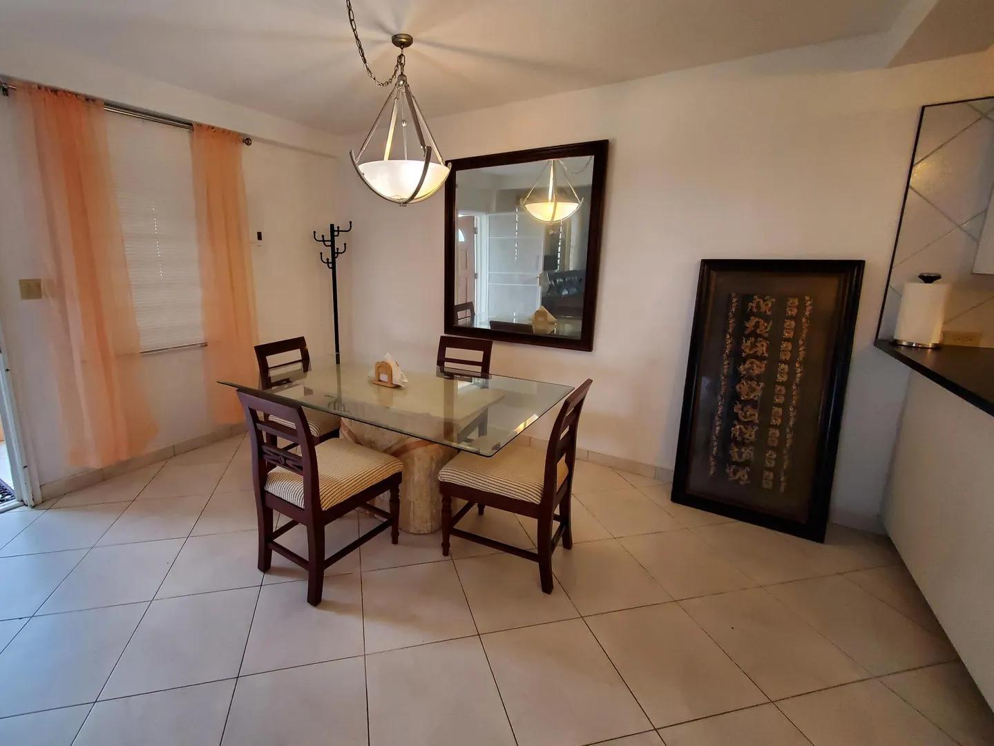 Spacious apartment with A/C on the quiet west end. Perfect for a pilot or commuter. — photo 3
