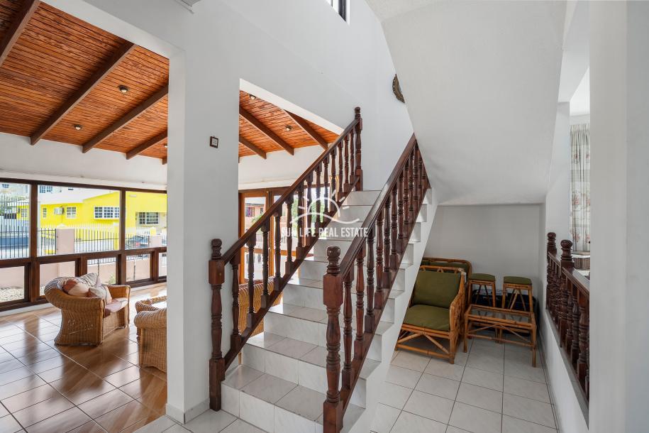 Traditional 4-Bedroom House with Apartment for Sale in Saliña Harbor View — photo 5