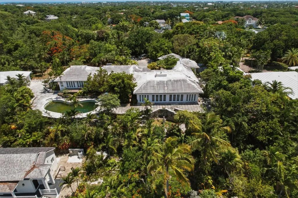 4-bedroom house in Paradise Island with water views — photo 1