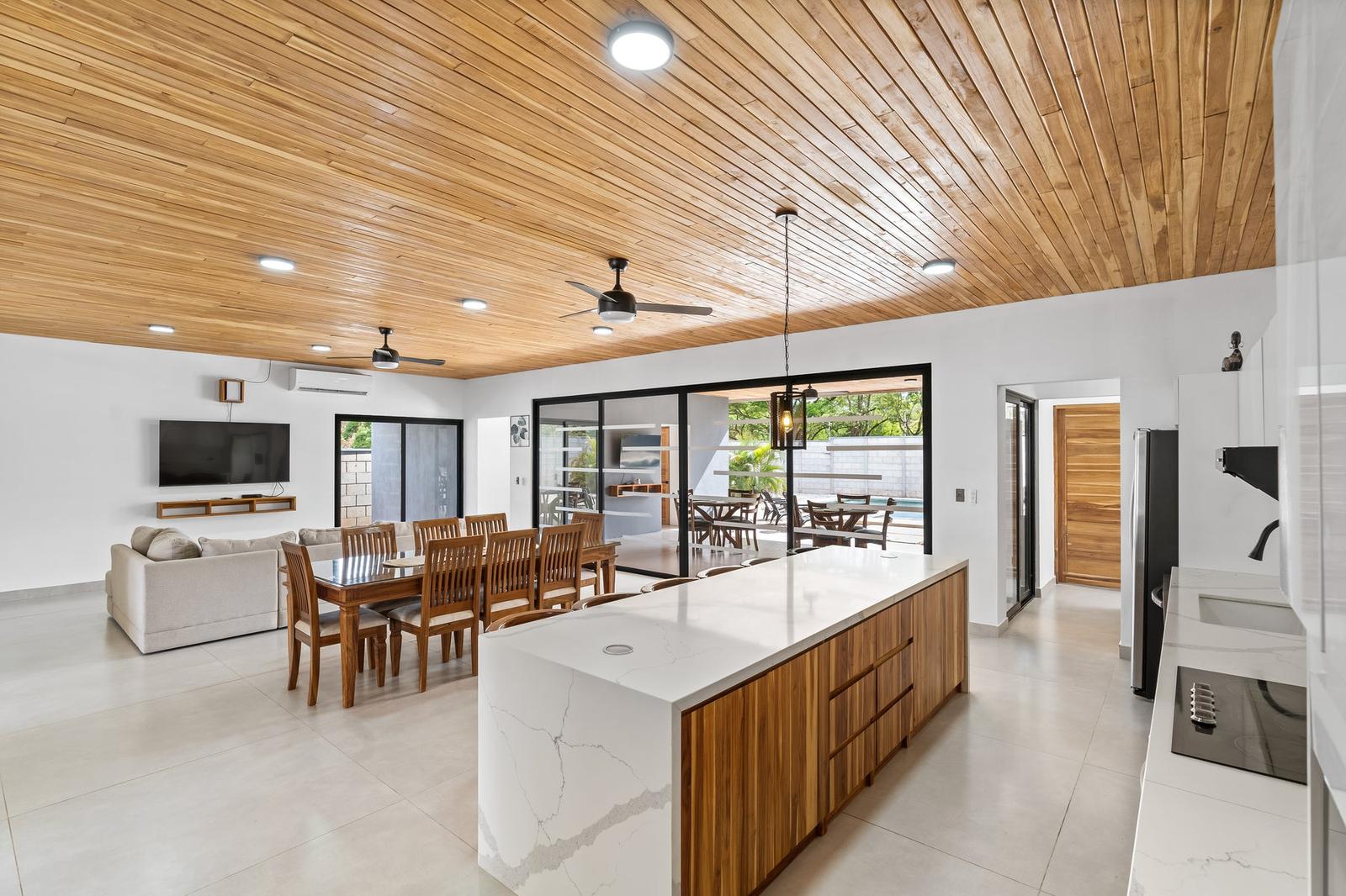 6 Bedroom Home for Sale, Playa Potrero — photo 3