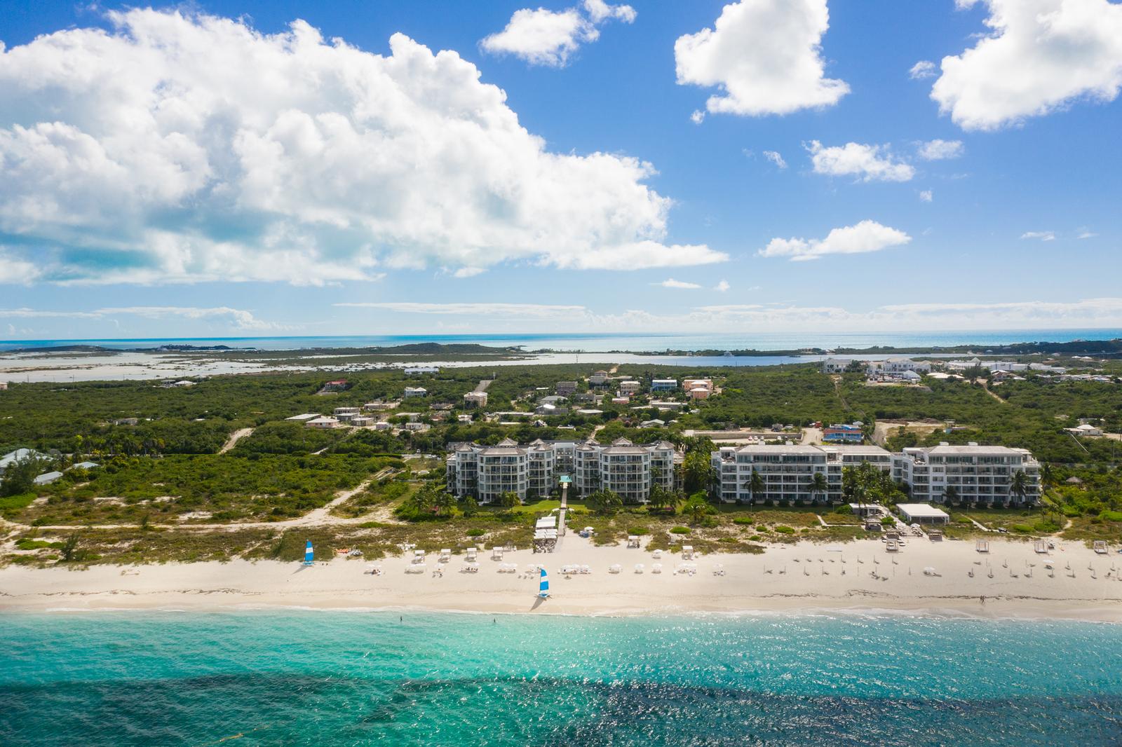 2-bedroom beachfront suite in West Bay Club, Grace Bay — photo 2