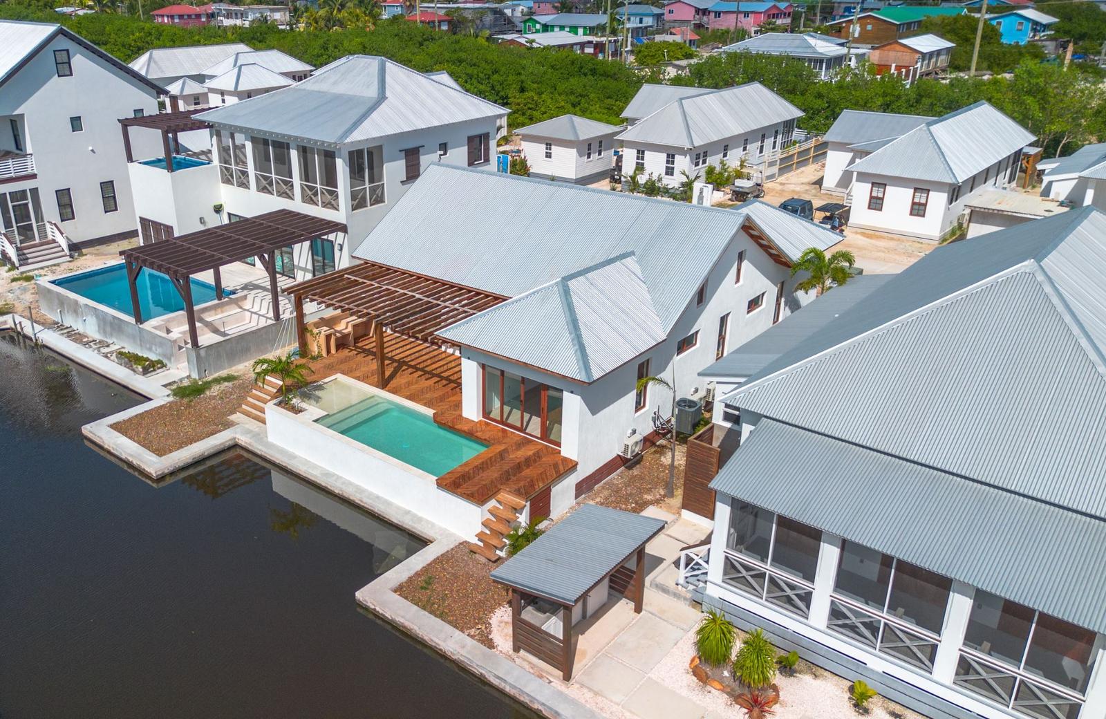 Luxury Waterfront Villa with Pool and Boat Slip — photo 2