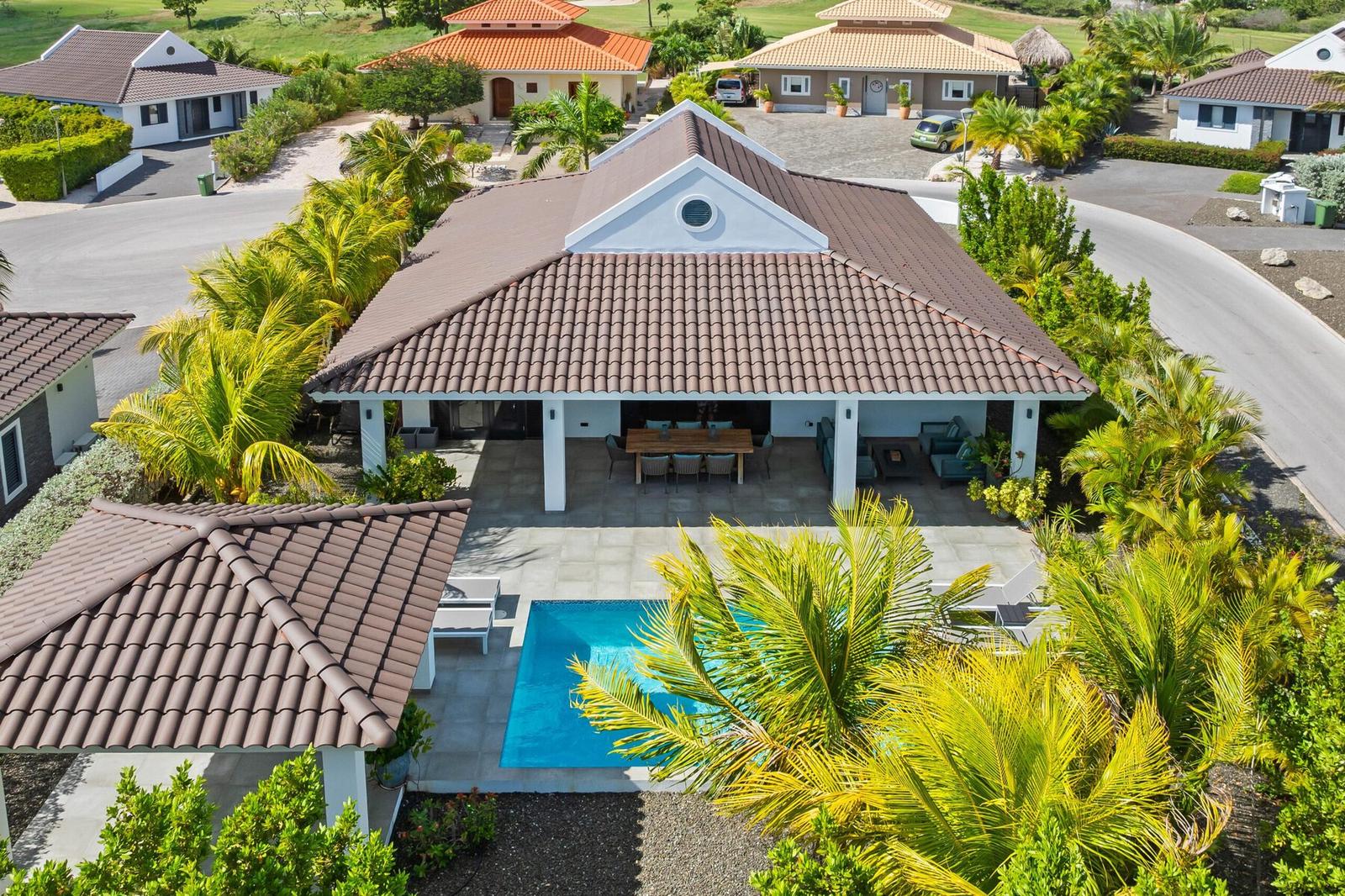 3 bedroom villa in Blue Bay with panoramic golf course views — photo 1
