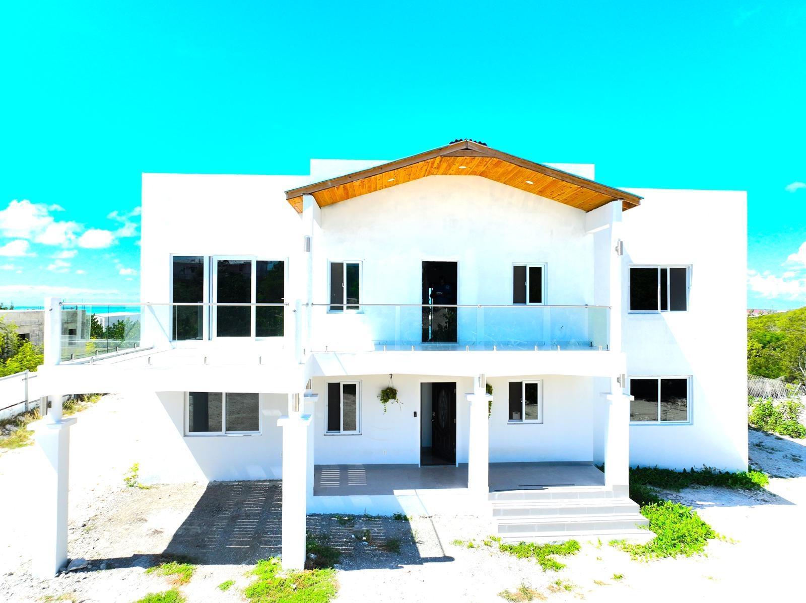 Half of a duplex, 3 bedrooms, 2.5 bathrooms in Providenciales, Turks and Caicos — photo 2