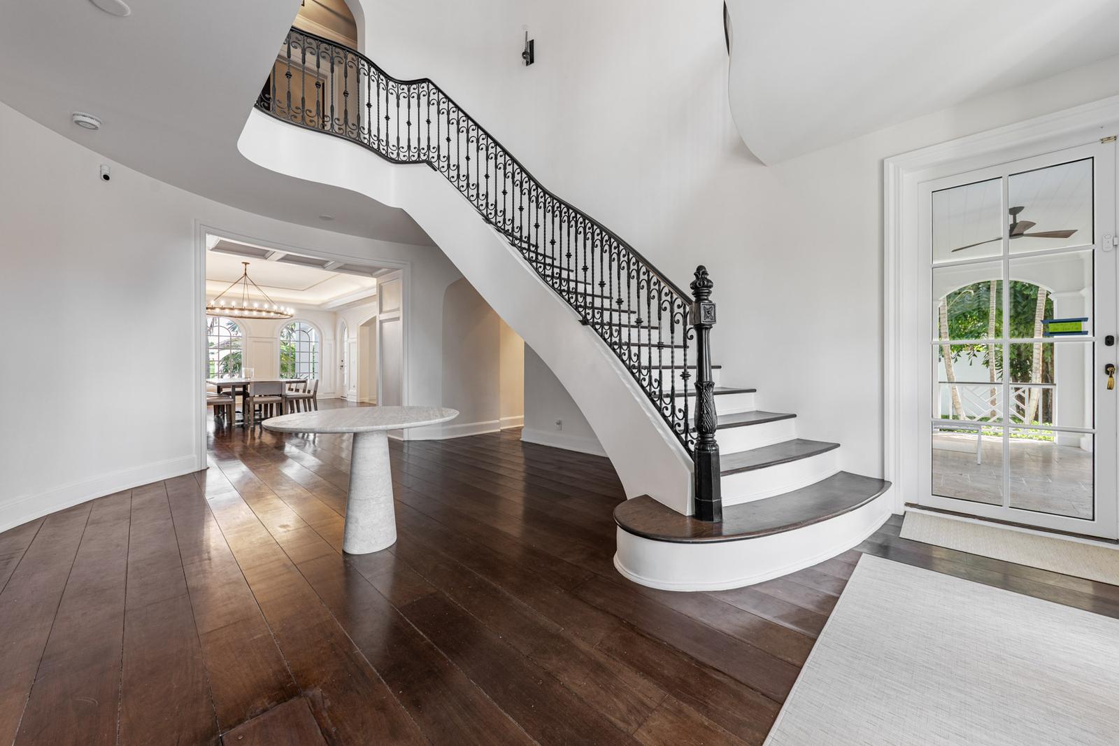 Private Waterfront Villa in famed Ocean Club Estates — photo 5