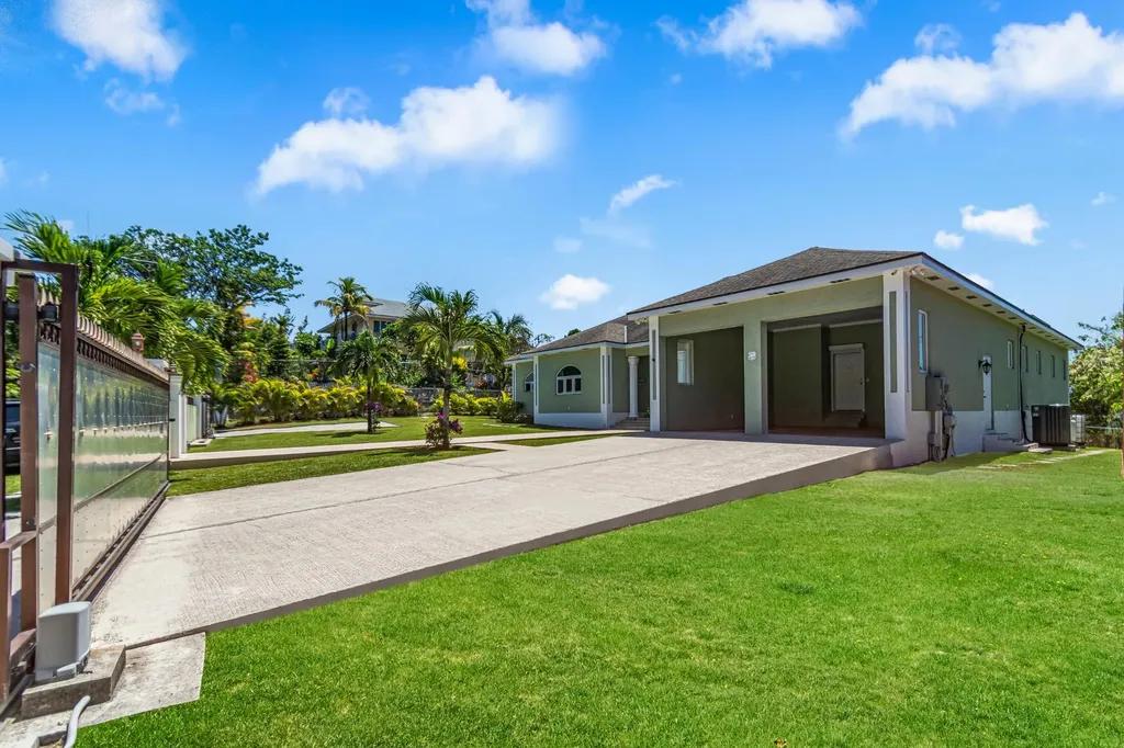 8-bedroom villa in Paradise Island with beach access — photo 2