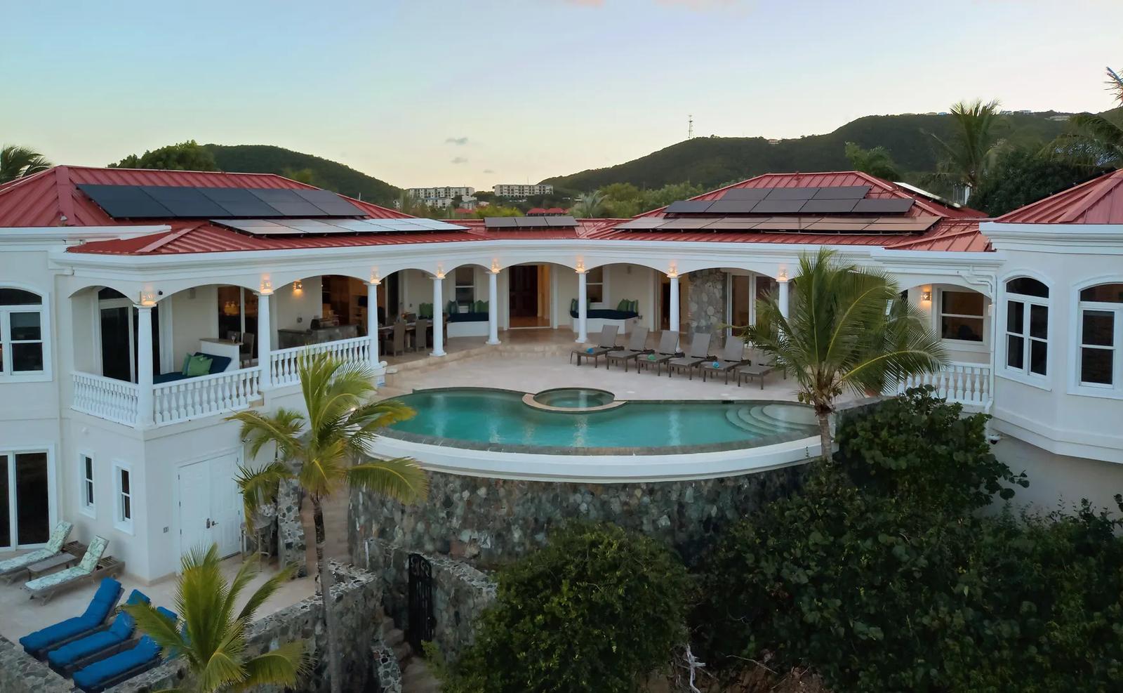 Waterfront Estate with Private Pool and Ocean Views in Smith Bay — photo 4