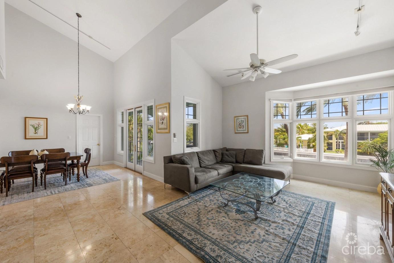 4 bedroom property for sale — Britannia Kings Court Canal Front 4 Bed/3 Bath Plus Boat Dock in the Cayman Islands — photo 3