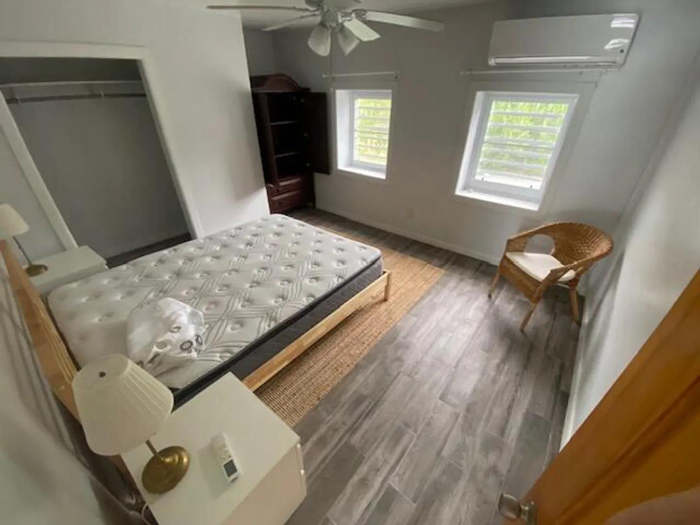 Studio apartment in a marina near Red Hook — photo 3