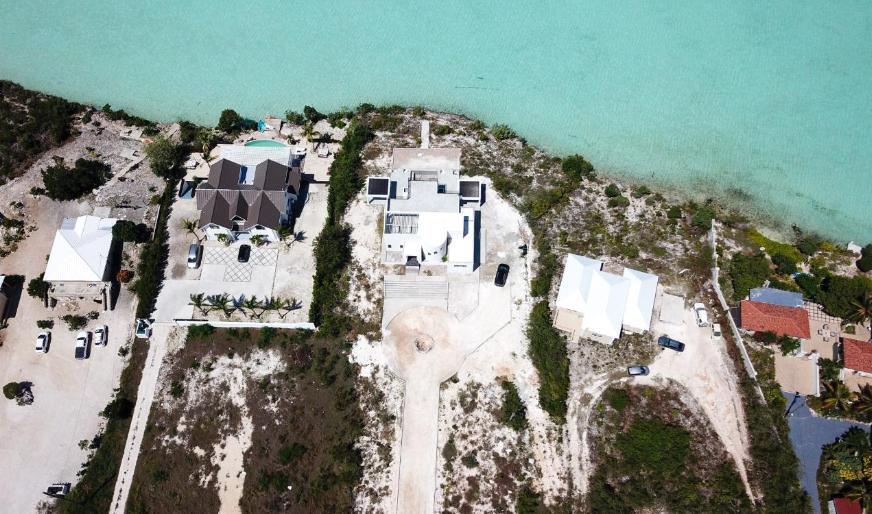 Stunning 4BR Breakwater Villa in Chalk Sound — photo 2