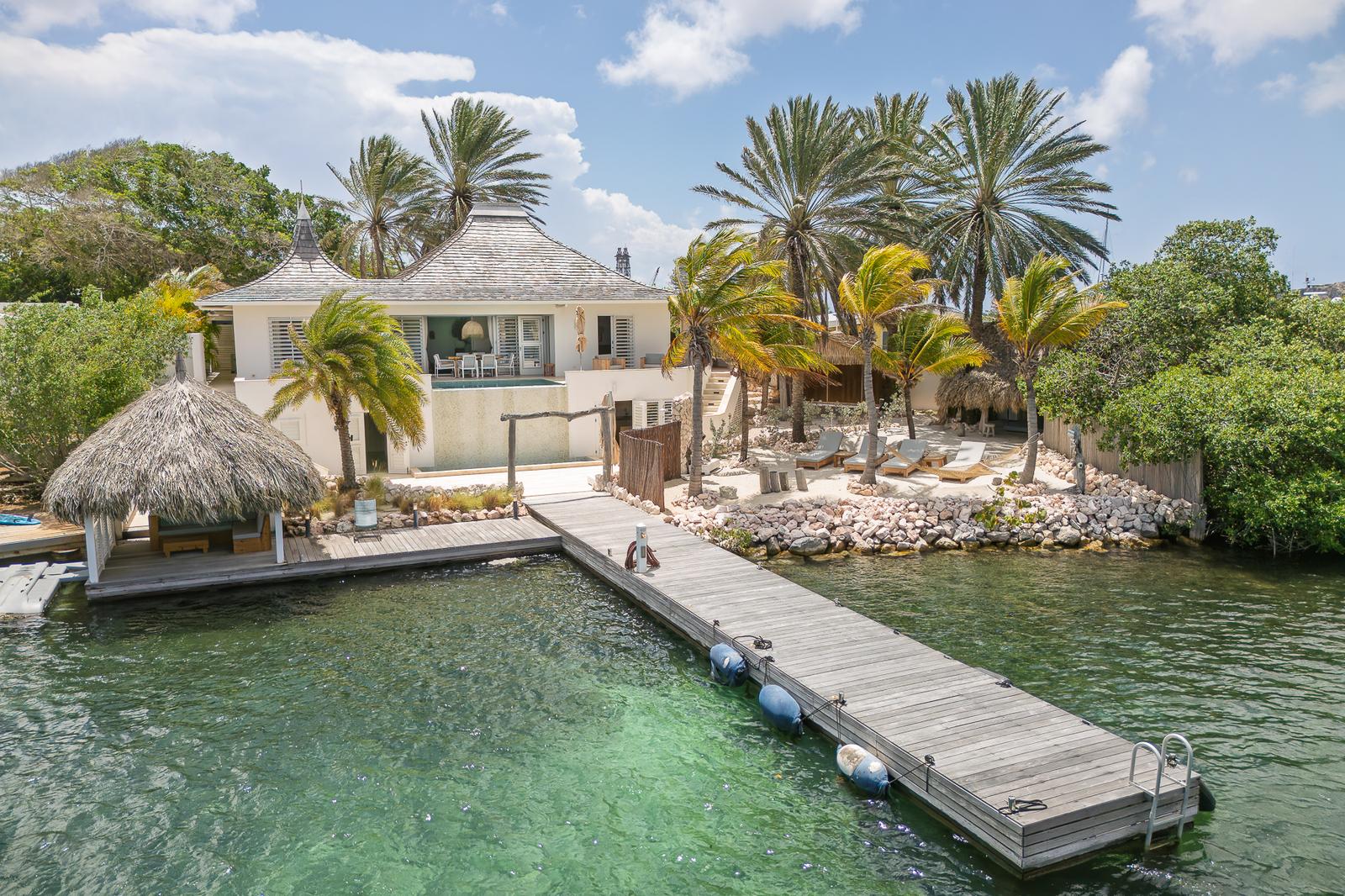 4-bedroom waterfront villa in Brakkeput Ariba, Spanish Water — photo 1