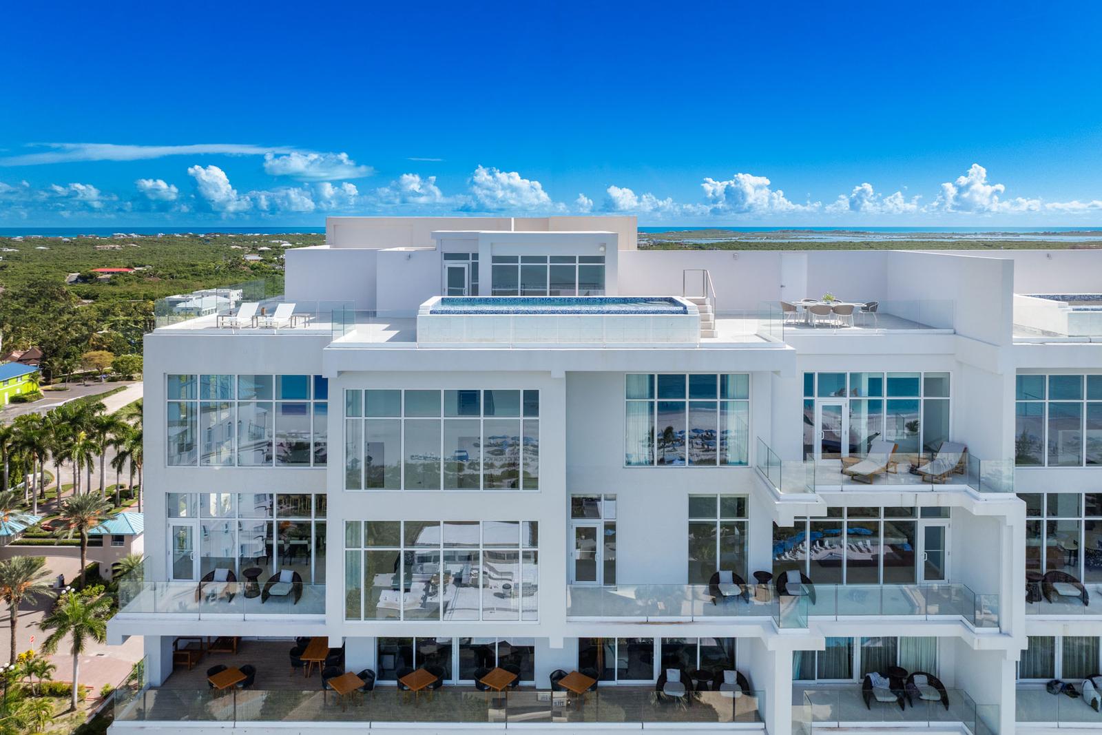 3-bedroom penthouse in The Ritz‑Carlton Residences, Grace Bay, Providenciales, Turks and Caicos Islands — photo 3