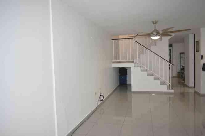 Townhouse for sale in Toa B, Puerto Rico — photo 2