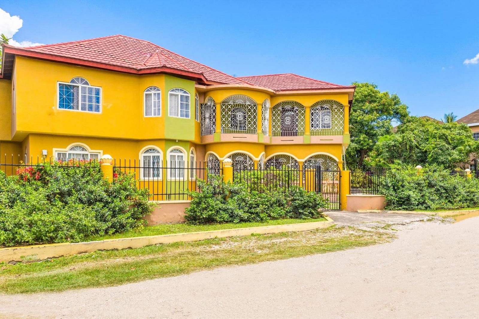 8 Bedroom House for Sale, 8 Turners Court, Clarendon, Jamaica — photo 1