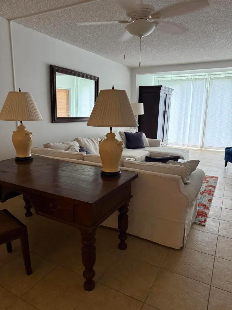 1 Bed 1 Bath 1,100 Sqft Condo — photo 2