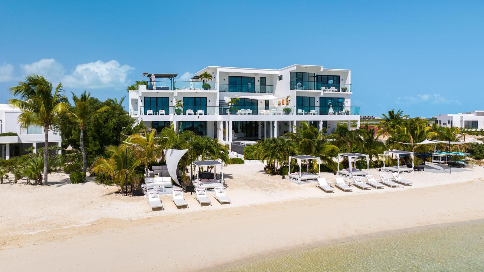 Paradiso Del Mar Trophy Beachfront Estate in Turtle Tail — photo 2