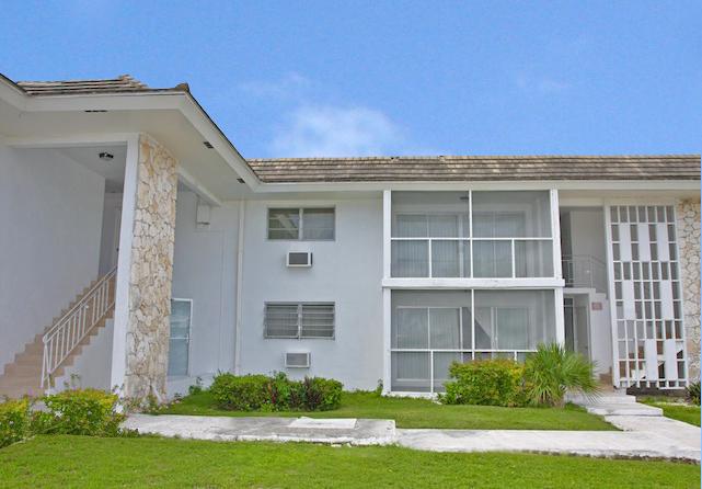 Popular Apartment Complex and vacant multi-family zoned land in superb location — photo 2