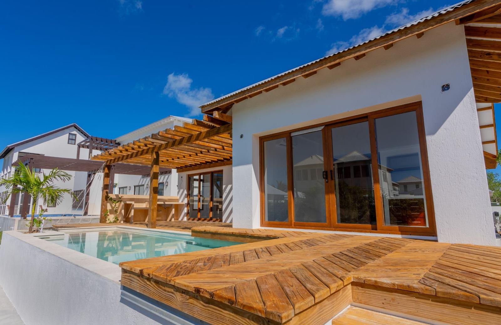 Luxury Waterfront Villa with Pool and Boat Slip — photo 1
