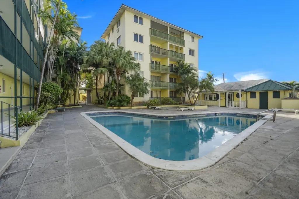 1-bedroom condo in Nassau Street Town Court, Paradise Island — photo 1