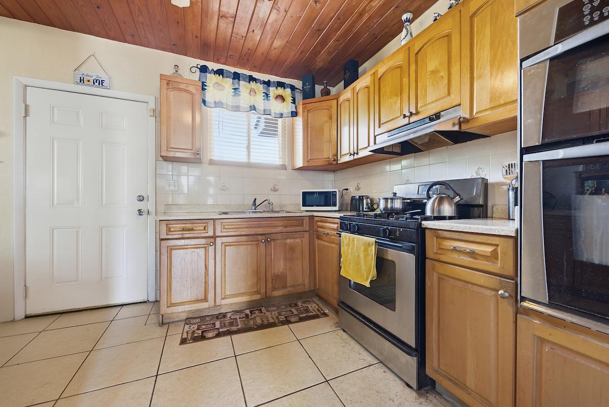 5 Bedroom Duplex for Sale in Joe Farrington Road, Bahamas — photo 3