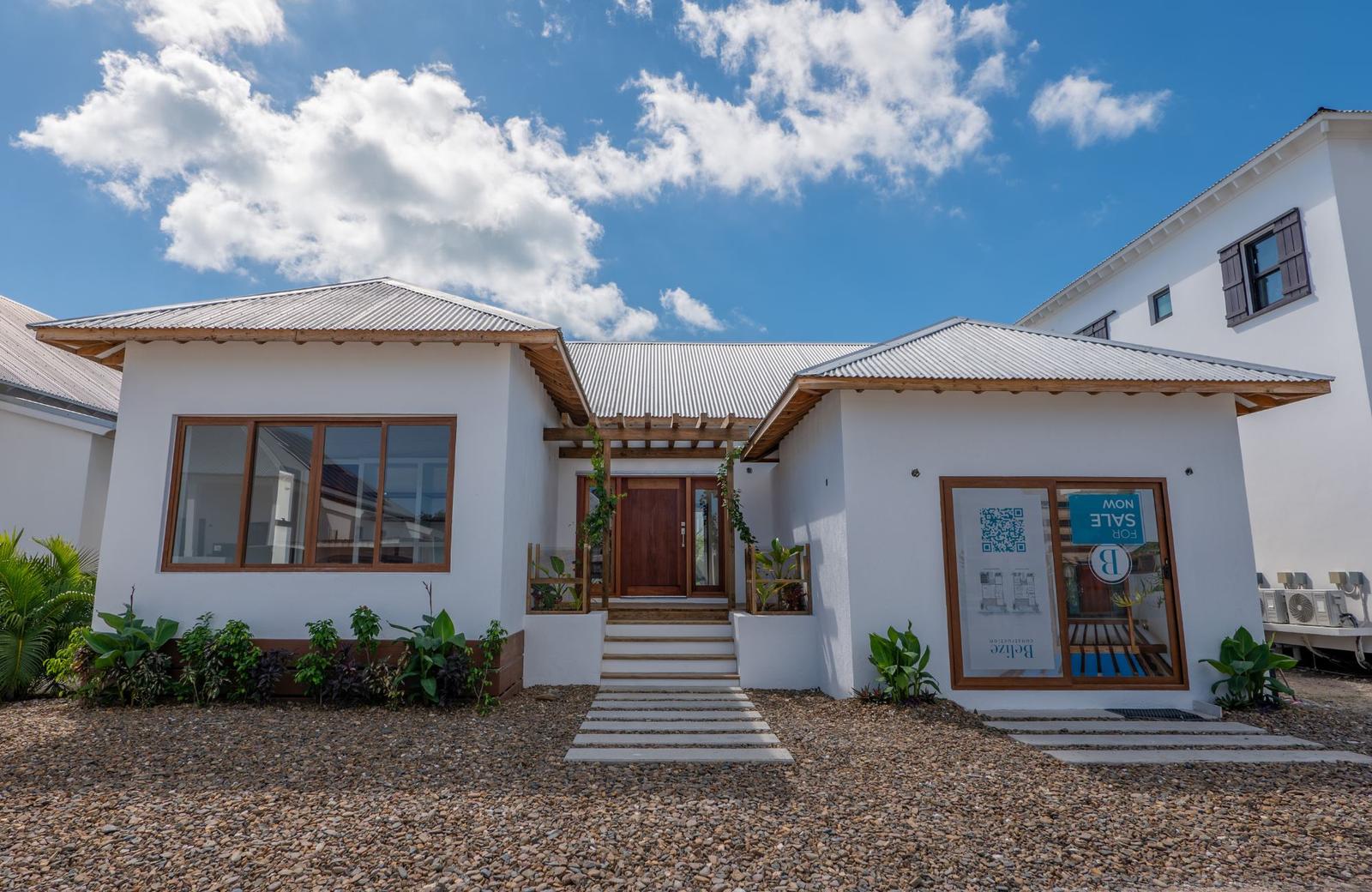 Luxury Waterfront Villa with Pool and Boat Slip — photo 4