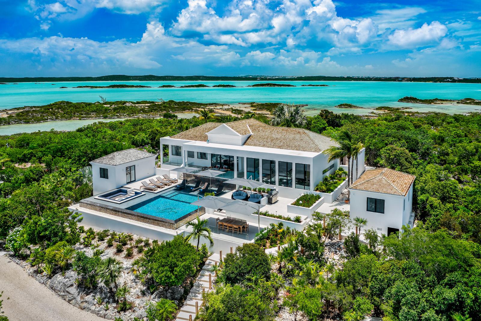 Villa Alizee - 1.83 Acres on Taylor Bay Beachfront — photo 2