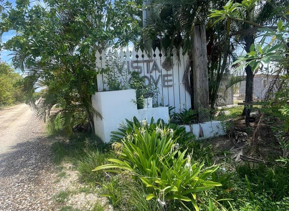 Waterfront land, 62 x 145 ft (approx. 835 m²) in Vista Cove, Placencia — photo 1