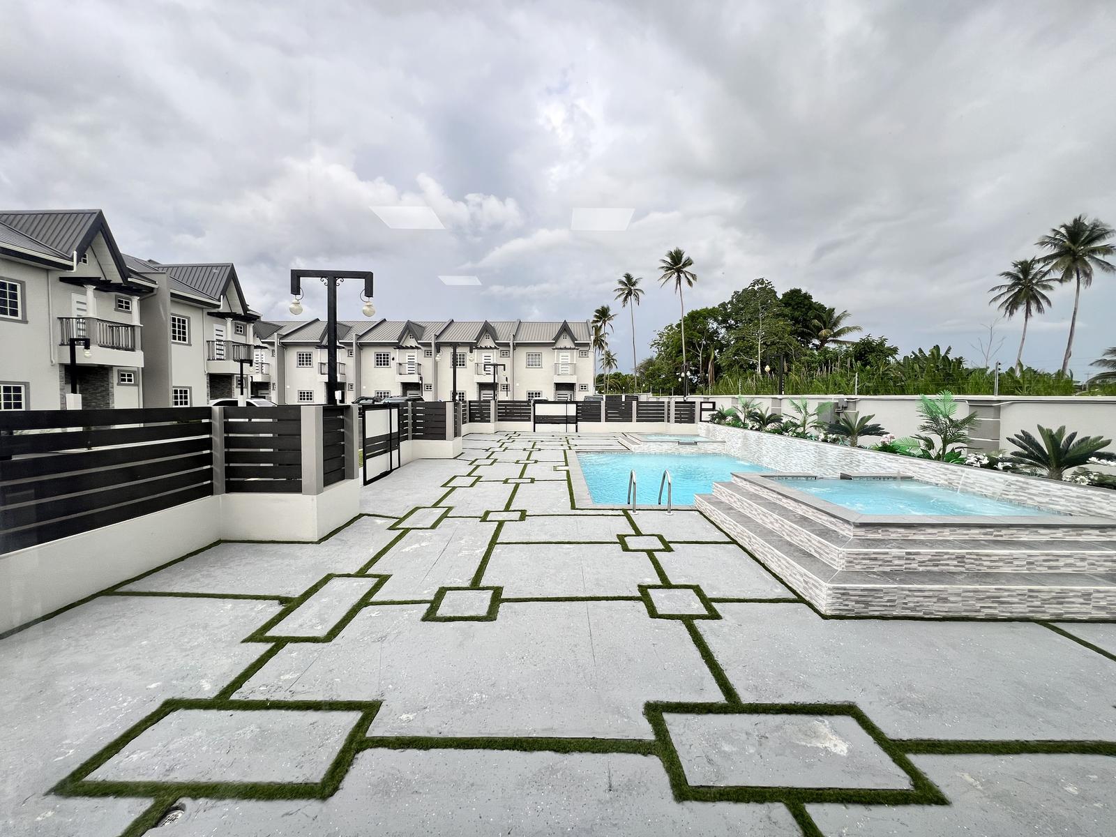 Piarco Townhouse with Attic, Pool and Clubhouse — photo 1