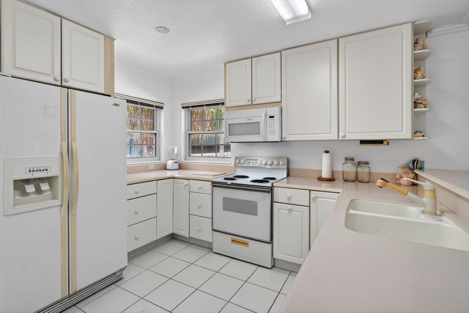 2-bedroom beachfront townhouse in Northern Lights, North Side, Grand Cayman — photo 5