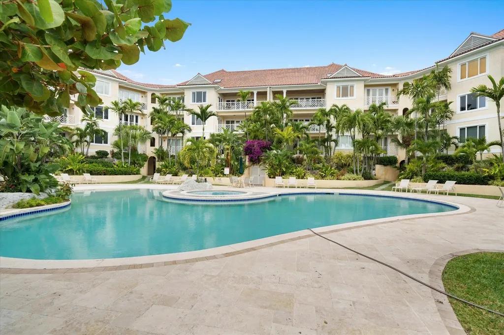 3-bedroom penthouse in Paradise Island with pool view — photo 1