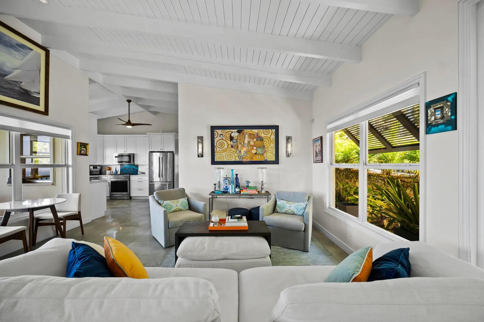 Luxury Living -- Flexible Multi-Unit Estate — photo 2